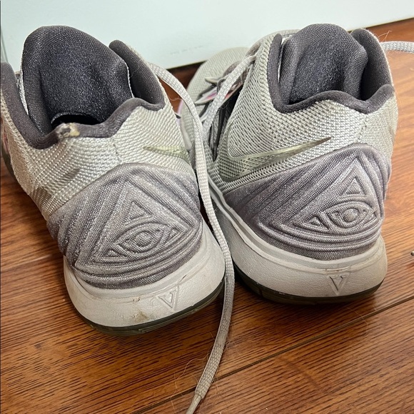 Nike Kyrie 5 Gray Graffiti (GS) - Picture 3 of 12